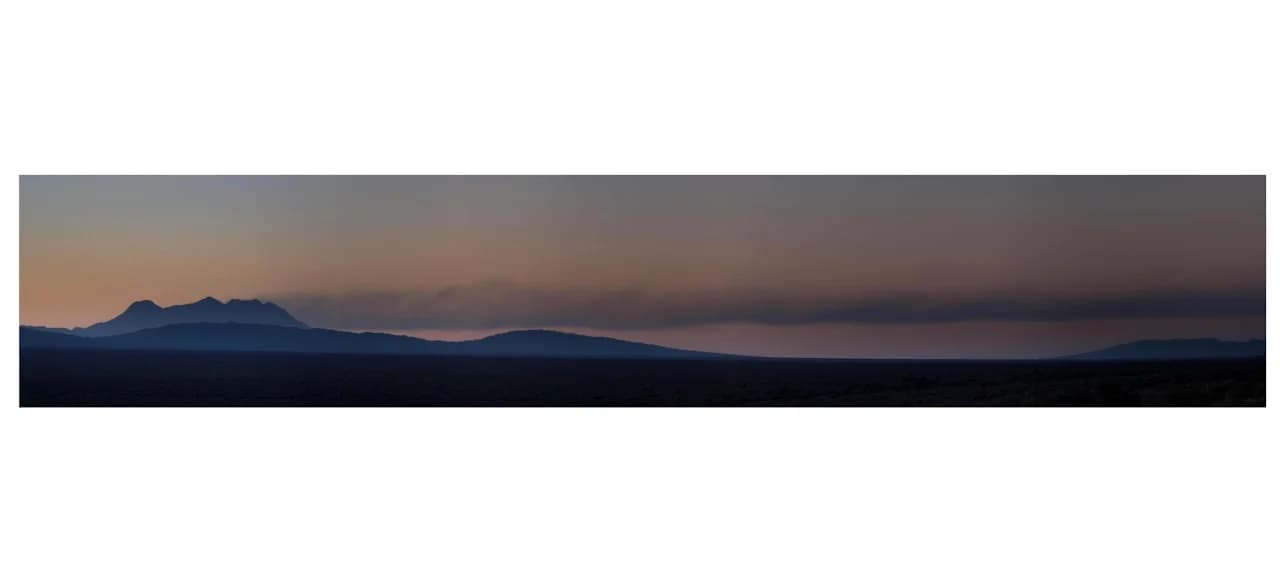 Panoramatická fotografia 15 × 30 cm s pohľadom na horský masív od ľavého po pravý okraj
