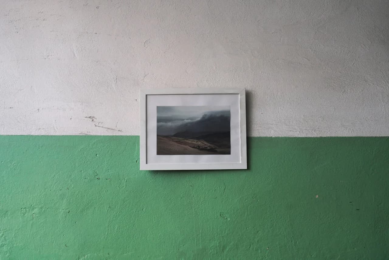 Panoramatická fotografia 15 × 30 cm s pohľadom na horský masív v úzkom rámčeku