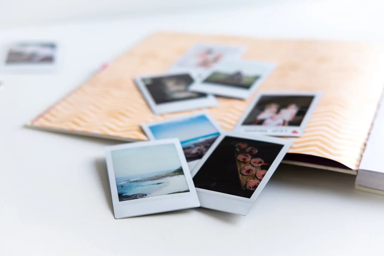 Otvorený album a vytlačené fotografie na stole