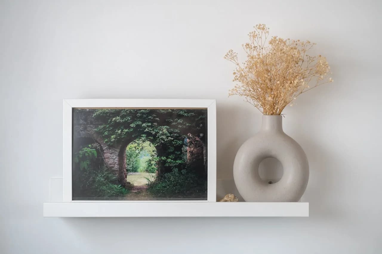 Viac štvorcových fotografií 15 × 15 cm na bielej stene v symetrickej mriežke
