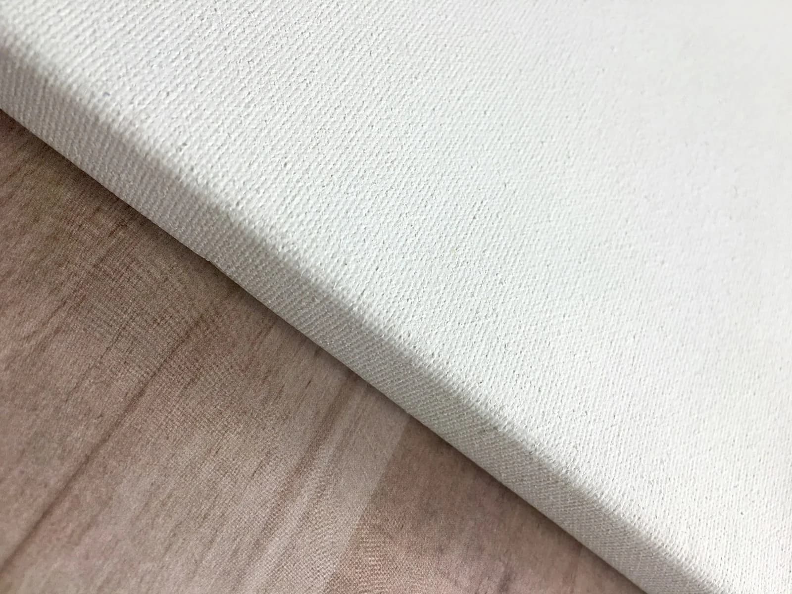 Zadná strana napnutého plátna s dreveným rámom