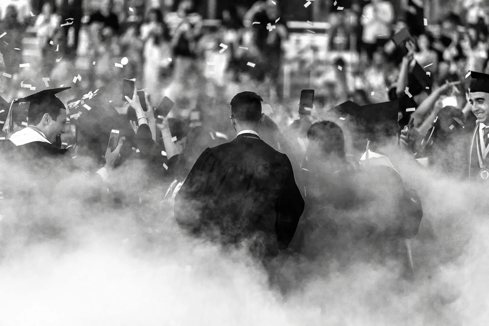 Maturanti hádžu klobúky do vzduchu na konci školského roka — fotografie do maturitného albumu