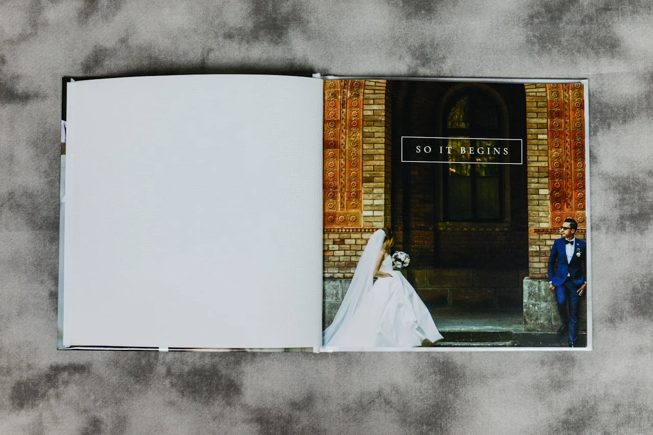 Otvorený svadobný album s vytlačenými fotografiami 13 × 18