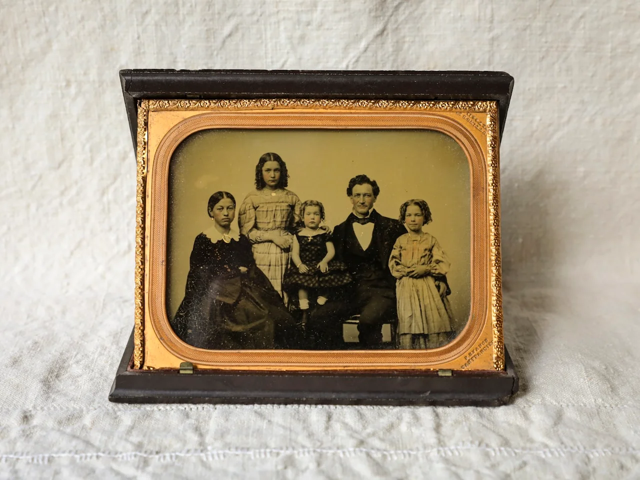 Zarámovaný rodinný portrét 18 × 24 nad sedacou súpravou