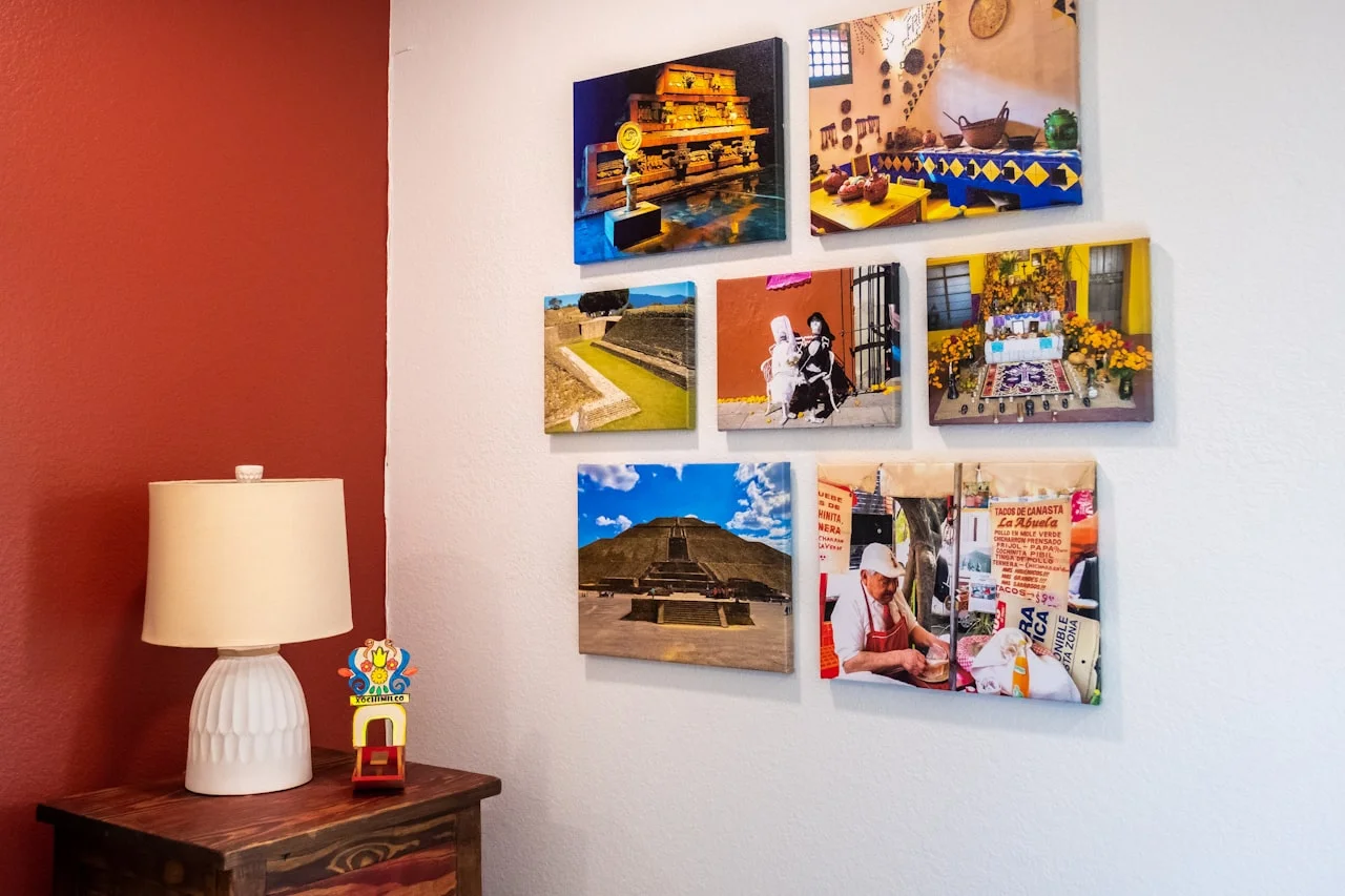 Galerijová stena s viacerými vytlačenými fotografiami v obývačke