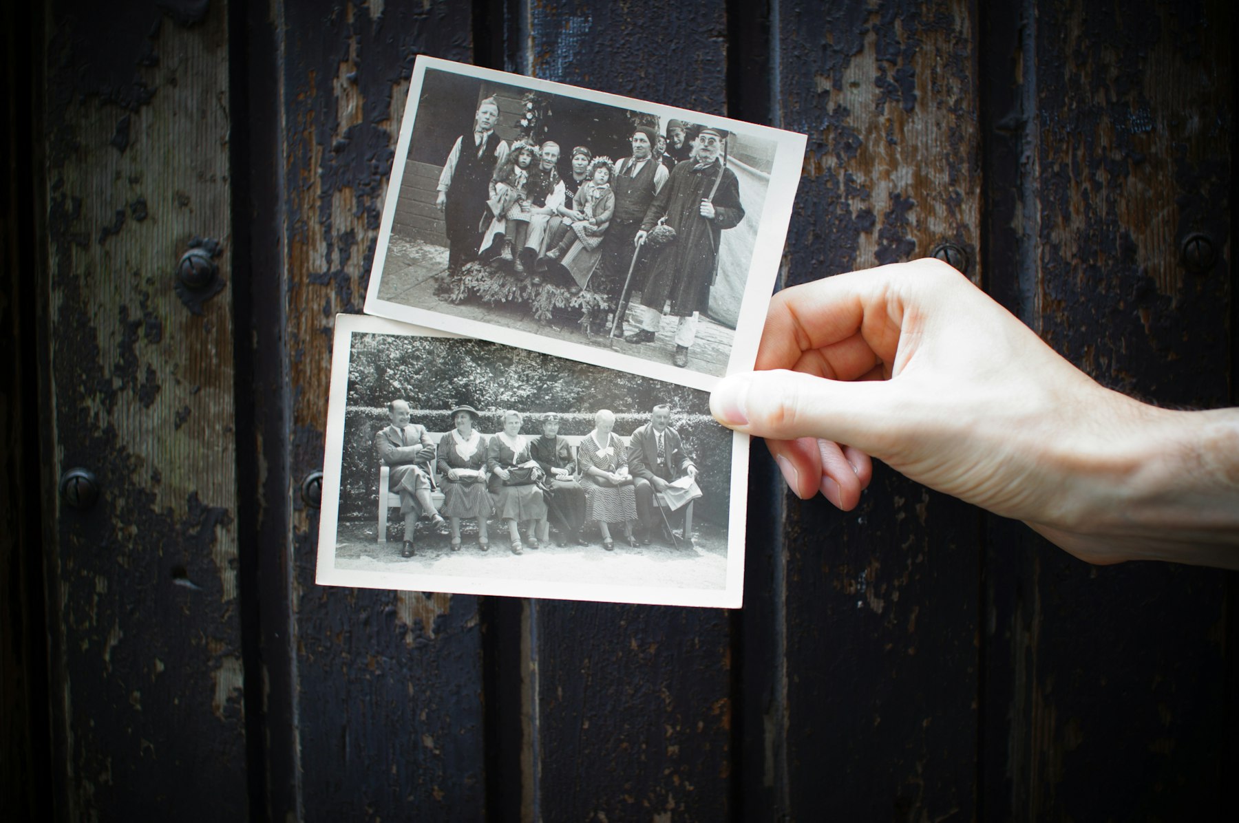 Rodinné fotografické štúdio s vytlačenými fotografiami a fotografickou technikou