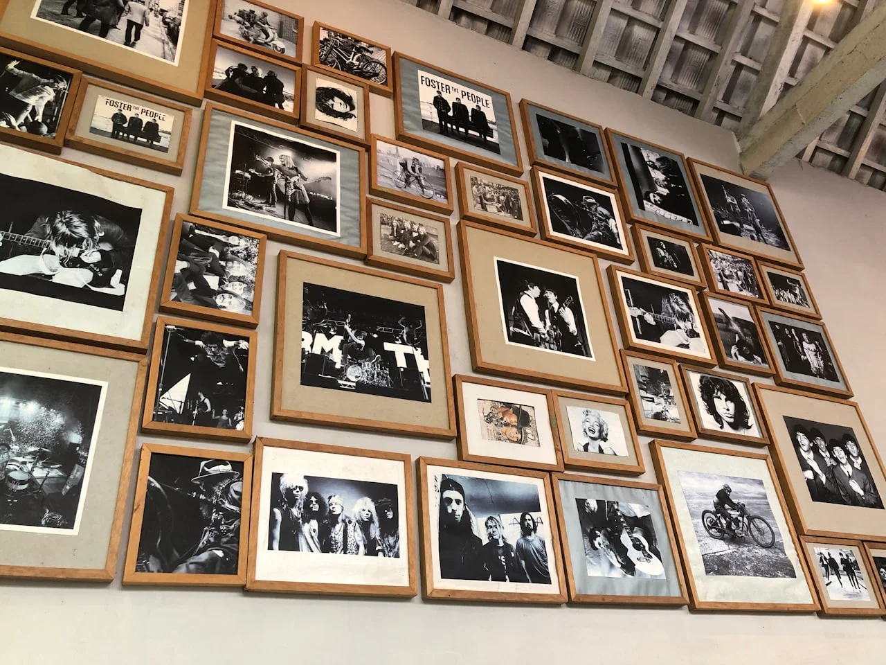 Galériová stena s niekoľkými zarámovanými fotografiami