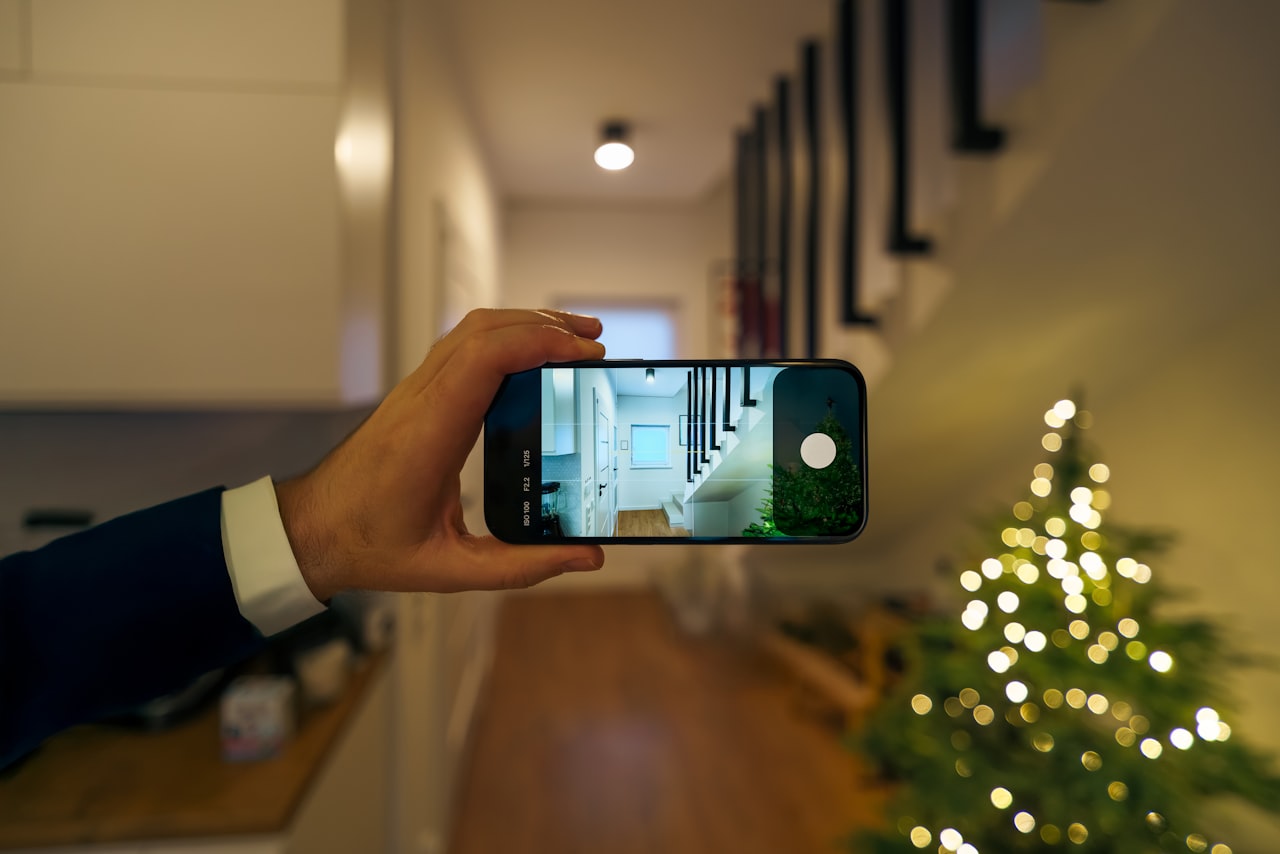 Ruka držiaca smartfón s fotografiou na obrazovke