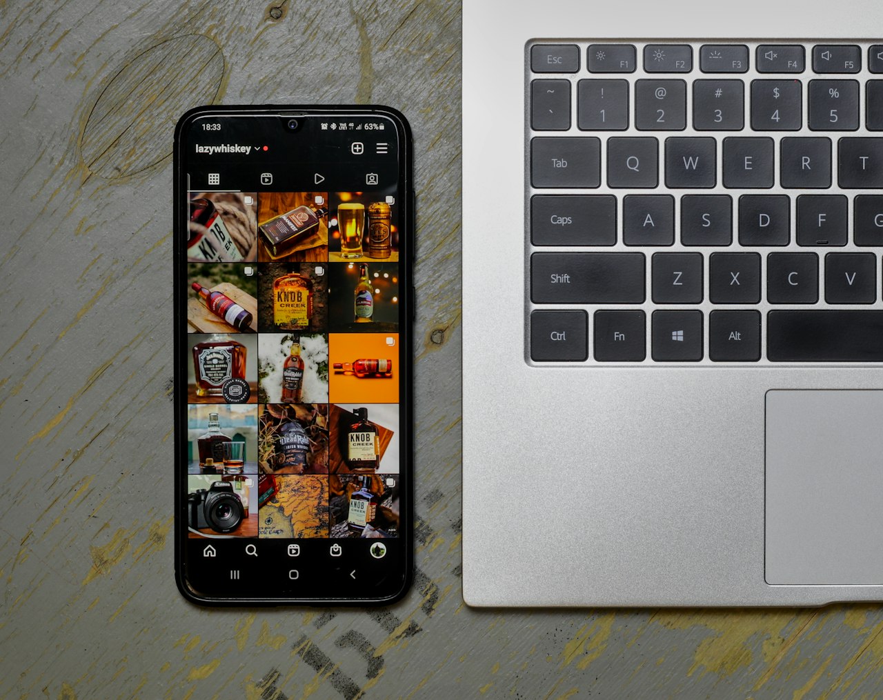 Mobil zobrazujúci zoznam fotografií pripravených na nahratie