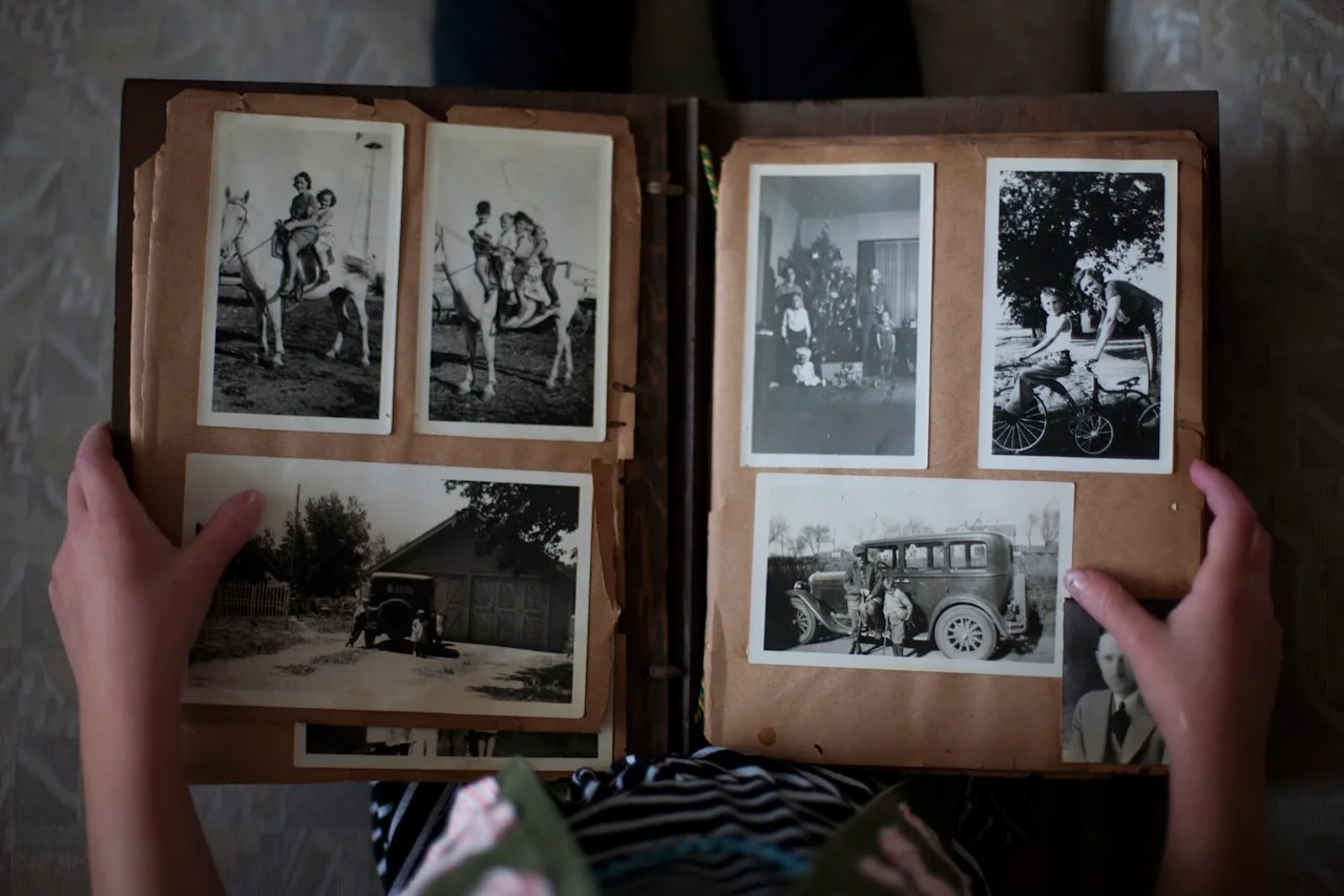 Klasický rodinný album s viacerými fotografiami dieťaťa z rôznych mesiacov