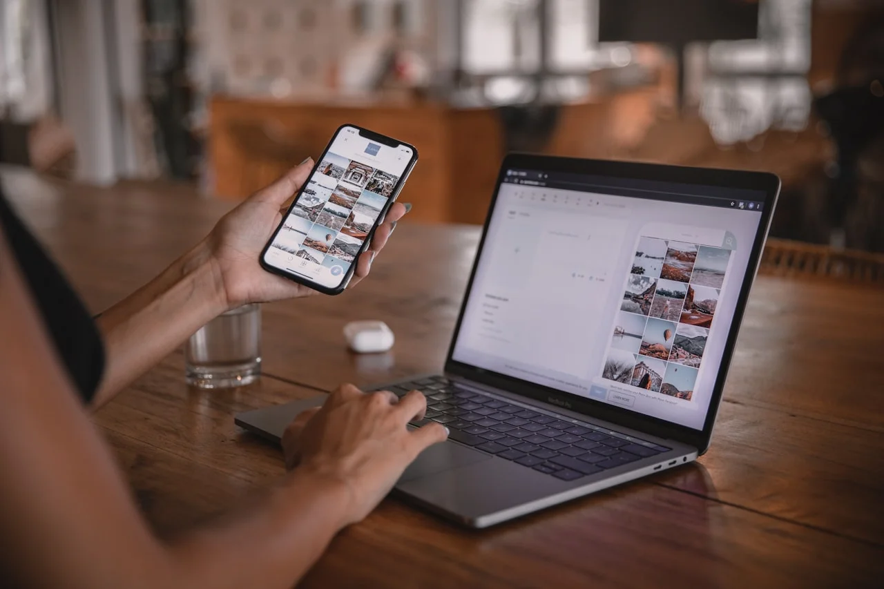 Tá istá zbierka fotografií zobrazená súčasne na mobile a notebooku