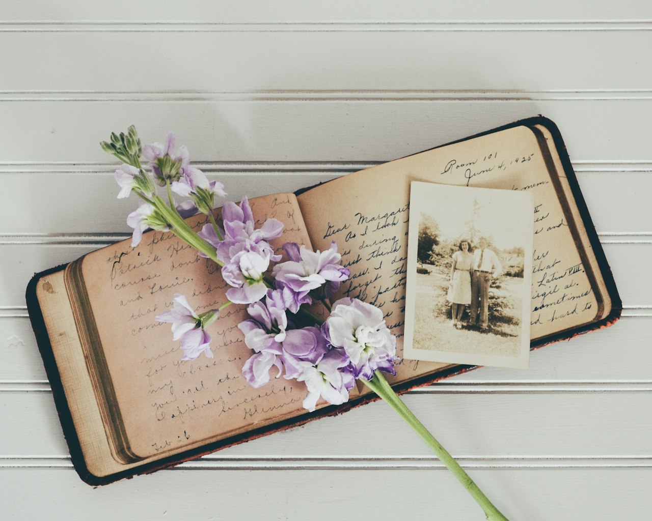 Stará fotografia s bielym okrajom vo vintage albume