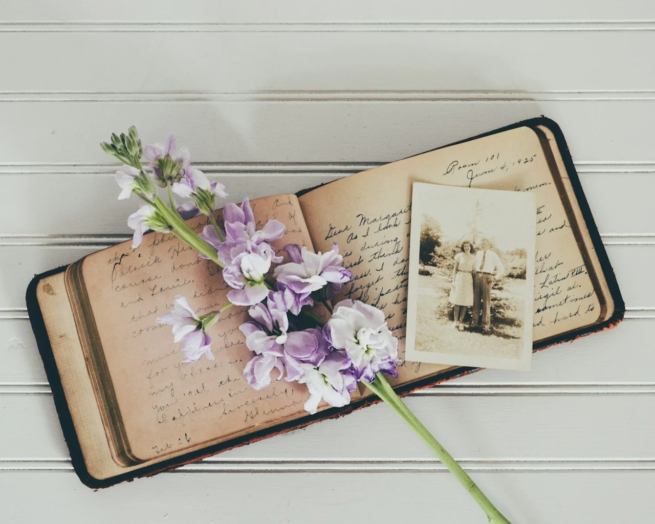 Stará fotografia s bielym okrajom vo vintage albume