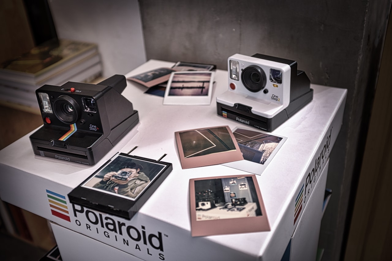 Polaroidové fotoaparáty a tlačené fotografie s bielym okrajom