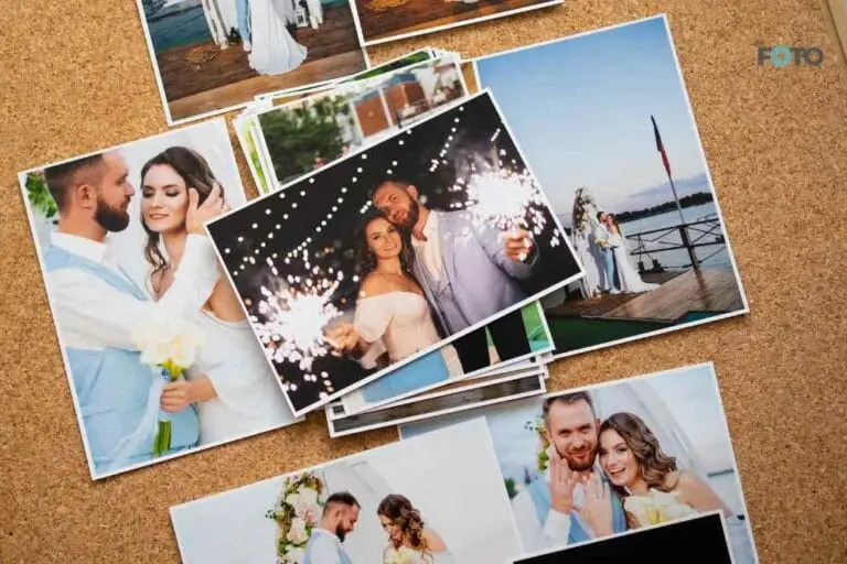 Stoh lesklo tlačených svadobných fotografií so živými farbami