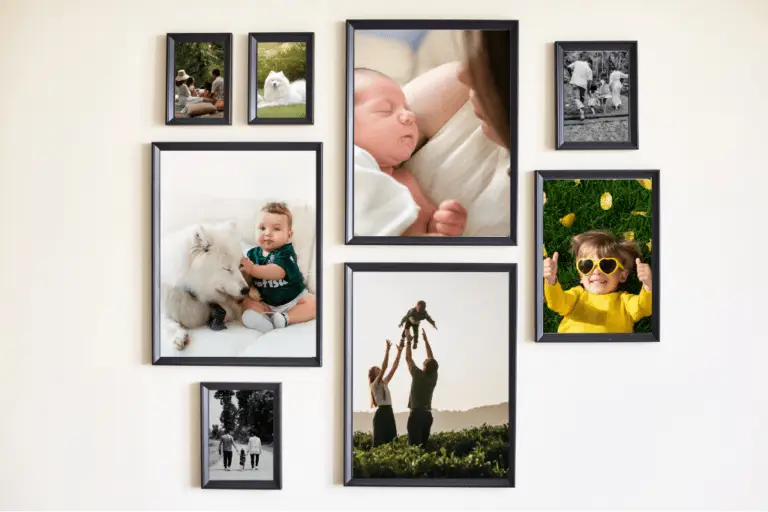 Galerijová stena s vytlačenými fotografiami v matnom prevedení