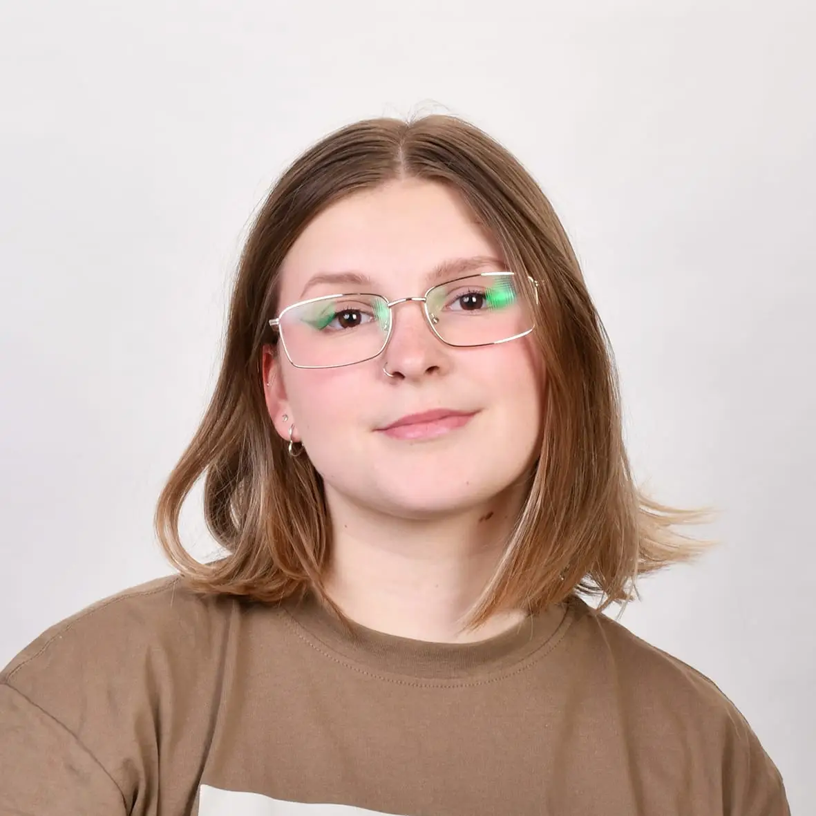 Profesionalni portret zadovoljne stranke z očali - testimonial za storitve tiskanja