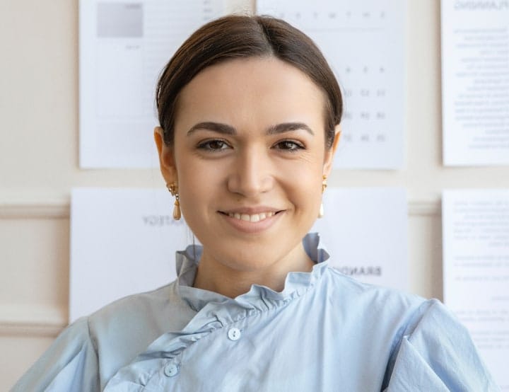 Profesionalni portret zadovoljne stranke - testimonial za profesionalne storitve tiskanja